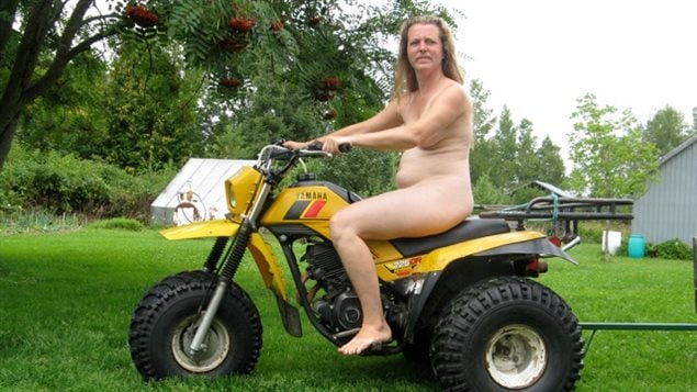 Annie sur le tracteur, oeuvre d'Annie Brunette Annie sur le tracteur, oeuvre d'Annie Brunette