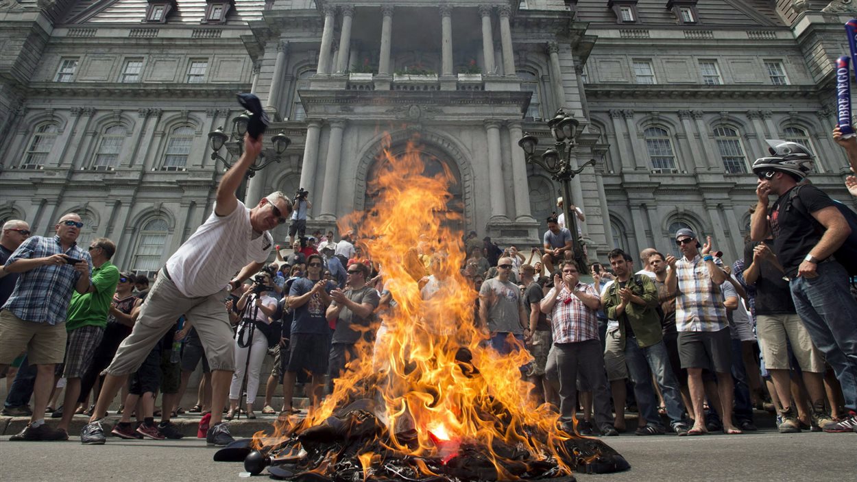 Des employés municipaux ont manifesté devant l'hôtel de ville de Montréal, mardi. Des employés municipaux ont manifesté devant l'hôtel de ville de Montréal, mardi.