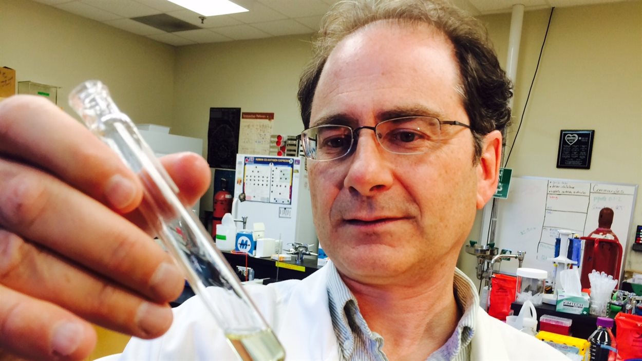Marc Surette dans son laboratoire Marc Surette dans son laboratoire