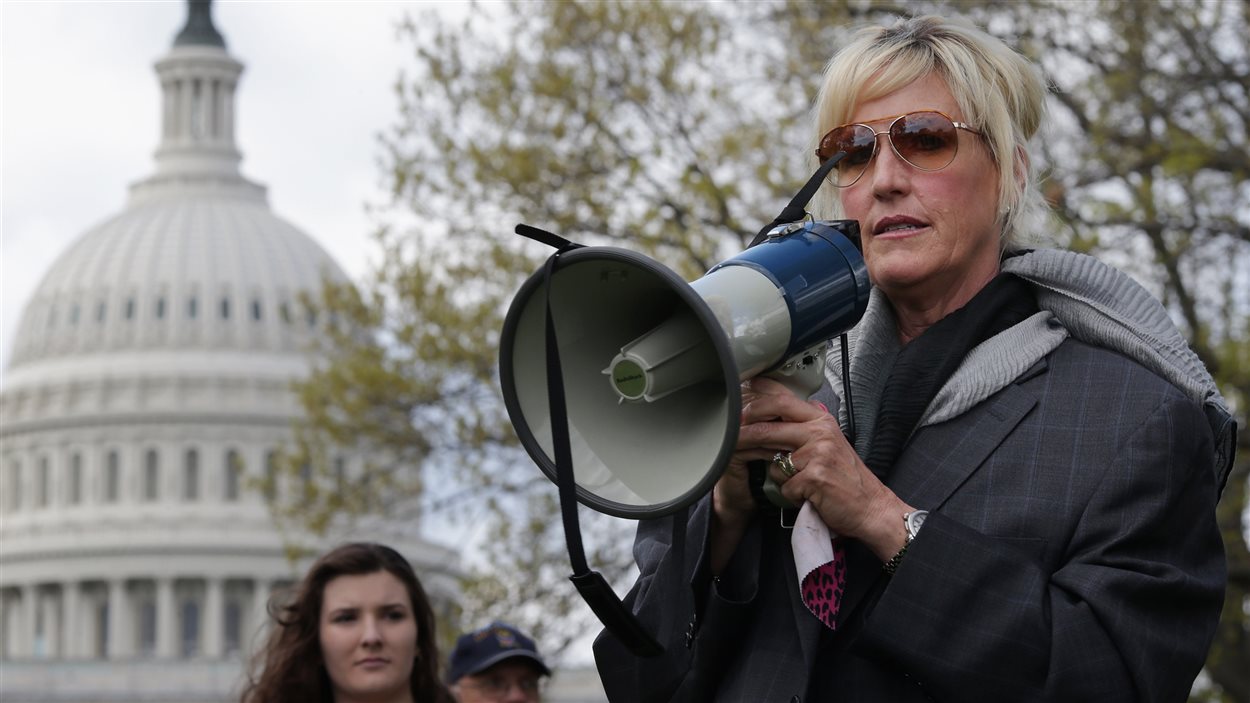 La militante Erin Brockovich, lors d'une manifestation en 2013. La militante Erin Brockovich, lors d'une manifestation en 2013.