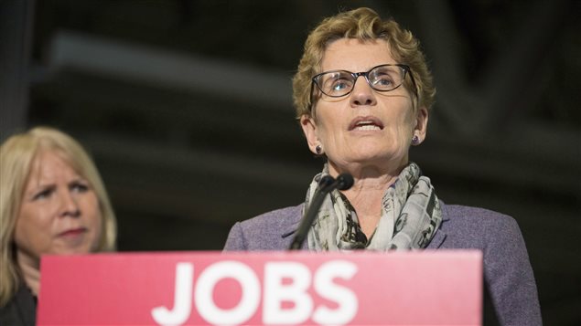 La première ministre Kathleen Wynne, en compagnie de sa nouvelle femme de confiance à l'élimination du déficit, Deb Matthews (archives) La première ministre Kathleen Wynne, en compagnie de sa nouvelle femme de confiance à l'élimination du déficit, Deb Matthews (archives)
