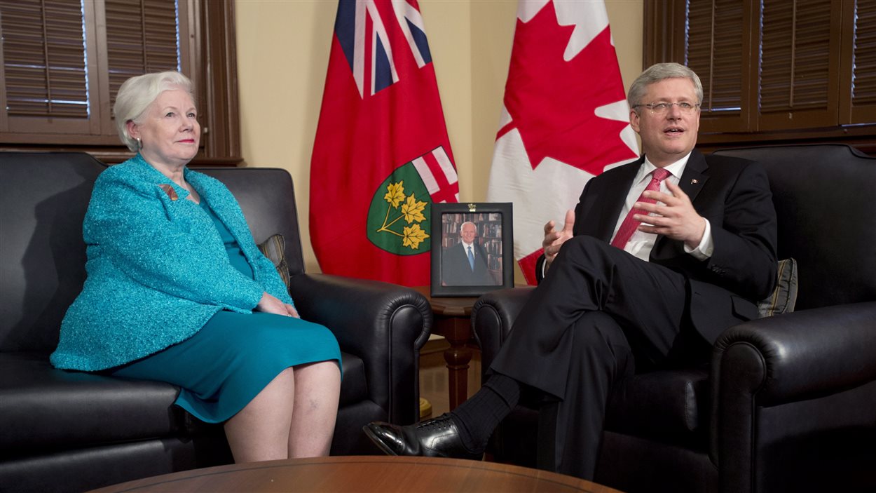 Le premier ministre Stephen Harper présente la nouvelle lieutenante-gouverneure de l'Ontario Elizabeth Dowdeswell. Le premier ministre Stephen Harper présente la nouvelle lieutenante-gouverneure de l'Ontario Elizabeth Dowdeswell.