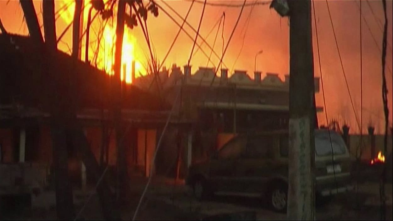 Cette image provenant d'une vidéo montre les flammes produites par l'explosion d'un pipeline dans le village indien de Nagaram. Cette image provenant d'une vidéo montre les flammes produites par l'explosion d'un pipeline dans le village indien de Nagaram.