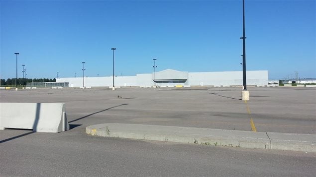 La bâtisse où se trouvait le Walmart à Jonquière est inoccupée depuis la fermeture du magasin. La bâtisse où se trouvait le Walmart à Jonquière est inoccupée depuis la fermeture du magasin.