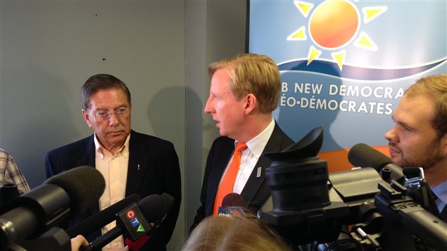 Le nouveau candidat néo-démocrate dans la circonscription de Hampton, Bev Harrison (à gauche), a été présenté à la presse par son chef Dominic Cardy. Le nouveau candidat néo-démocrate dans la circonscription de Hampton, Bev Harrison (à gauche), a été présenté à la presse par son chef Dominic Cardy.