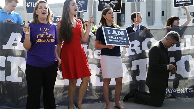 Des manifestants pro-vie devant la Cour suprême des États-Unis. Des manifestants pro-vie devant la Cour suprême des États-Unis.