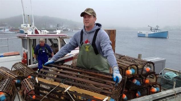 Le pêcheur Corey Lahey retire ses casiers de l'eau en Nouvelle-Écosse en attendant la tempête Arthur. Le pêcheur Corey Lahey retire ses casiers de l'eau en Nouvelle-Écosse en attendant la tempête Arthur.