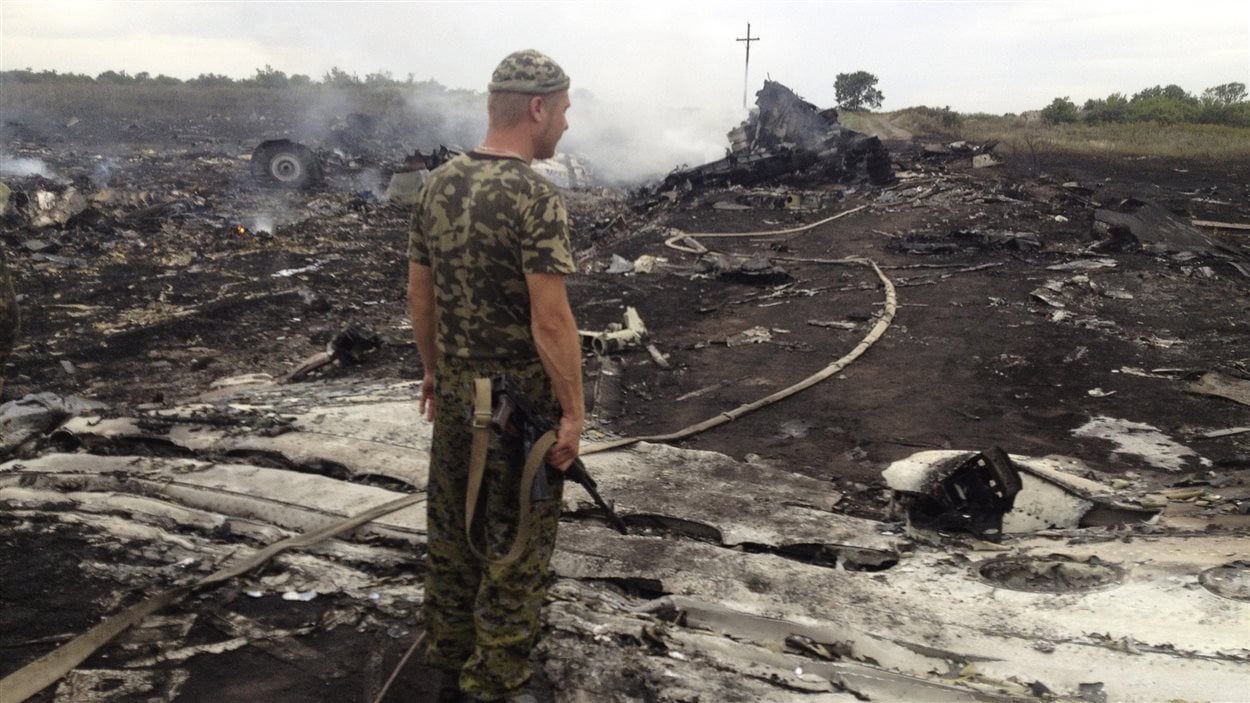 Un militaire rebelle pro-russe sur le site de l'écrasement Un militaire rebelle pro-russe sur le site de l'écrasement