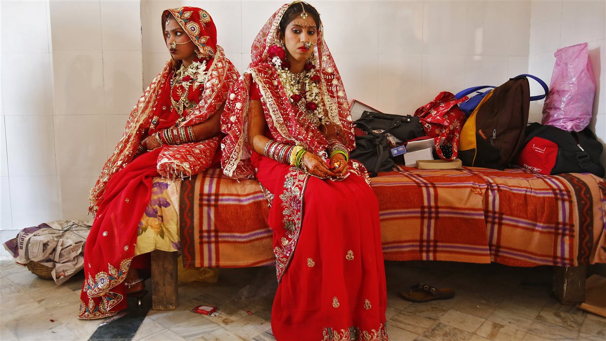 De jeunes femmes, le jour de leur mariage en Inde De jeunes femmes, le jour de leur mariage en Inde