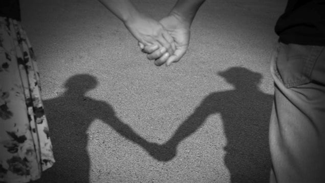 Deux personnes se tiennent la main Deux personnes se tiennent la main