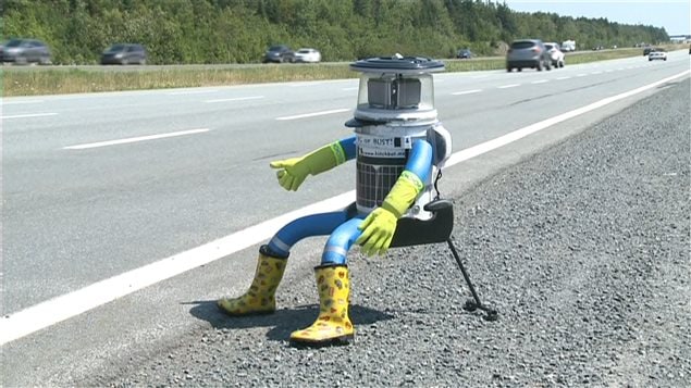 Le robot HitchBOT au moment de son grand départ, près d'Halifax Le robot HitchBOT au moment de son grand départ, près d'Halifax