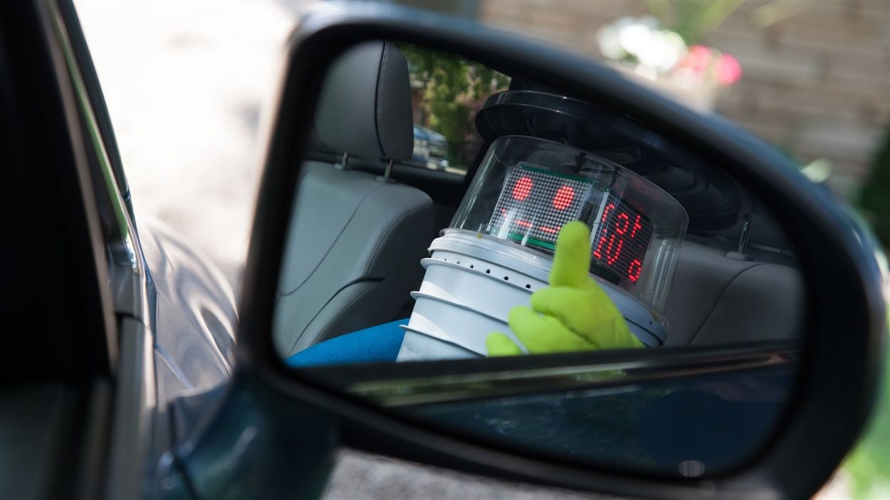 Le robot HitchBOT créé par des chercheurs de l'Université Ryerson Le robot HitchBOT créé par des chercheurs de l'Université Ryerson
