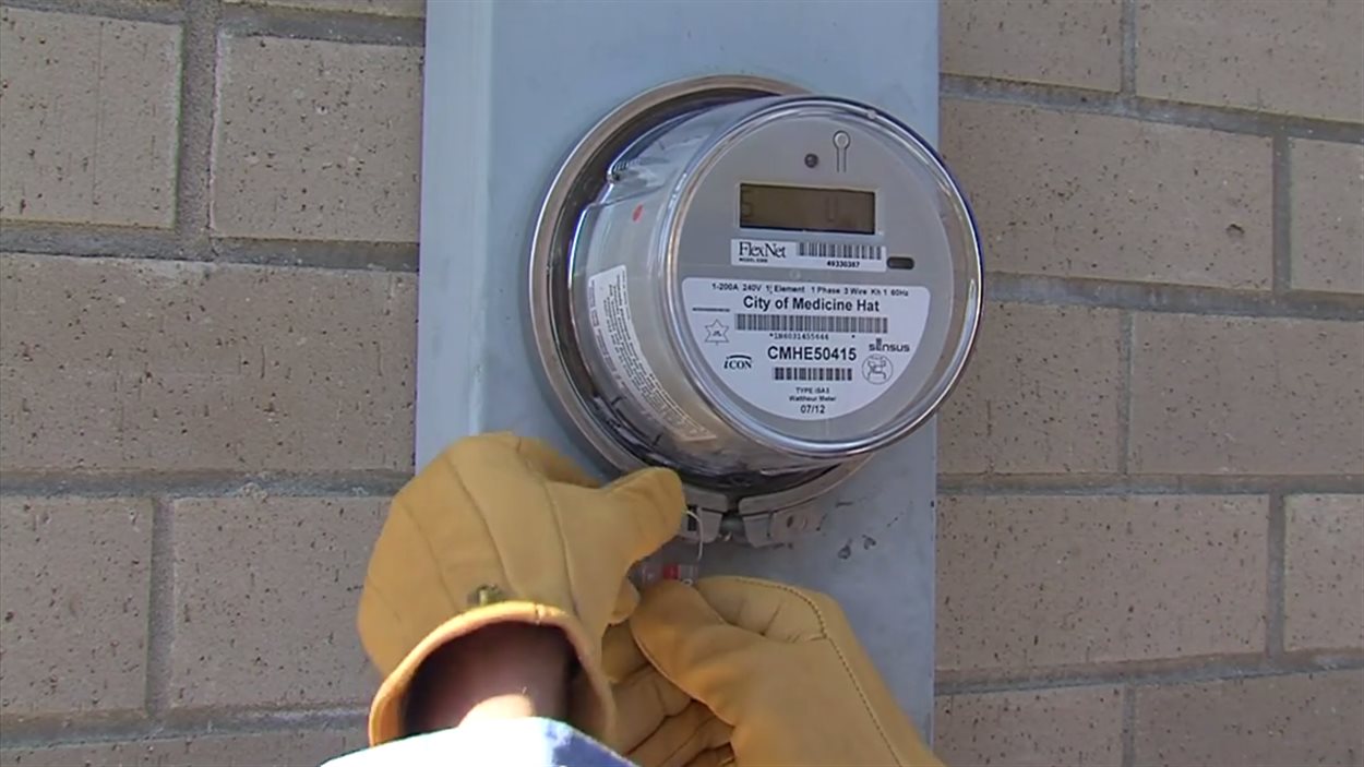 Une vidéo de la Ville de Medicine Hat au sujet de son programme d'installations de compteurs intelligents montre un employé du service public d'électricité en train d'installer un de ces appareils. Une vidéo de la Ville de Medicine Hat au sujet de son programme d'installations de compteurs intelligents montre un employé du service public d'électricité en train d'installer un de ces appareils.