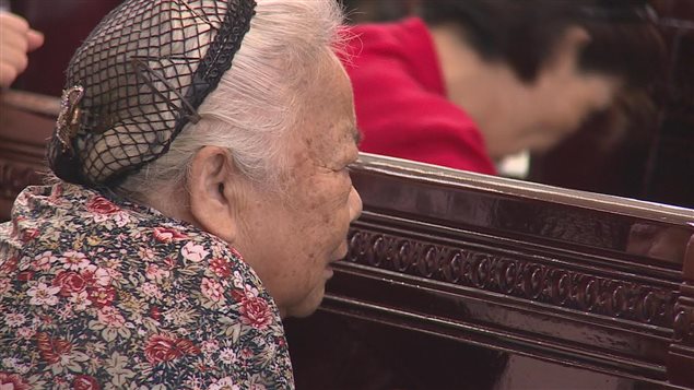 Une chrétienne prie dans une église de Chine. Une chrétienne prie dans une église de Chine.