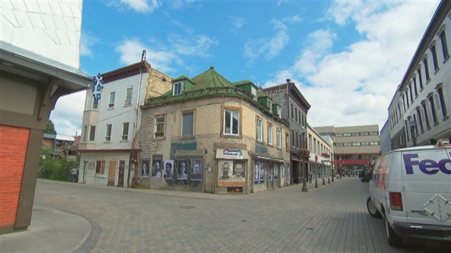L'édifice situé à l'angle des rues Saint-Joseph et Monseigneur-Gauvreau L'édifice situé à l'angle des rues Saint-Joseph et Monseigneur-Gauvreau