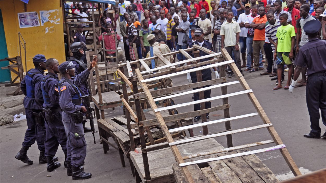 Le quartier de West Point, un bidonville de Monrovia, a été placé en quarantaine en raison de l'épidémie du virus Ebola. Le quartier de West Point, un bidonville de Monrovia, a été placé en quarantaine en raison de l'épidémie du virus Ebola.
