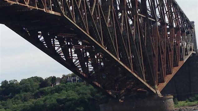 Le pont de Québec est rongé par la rouille Le pont de Québec est rongé par la rouille