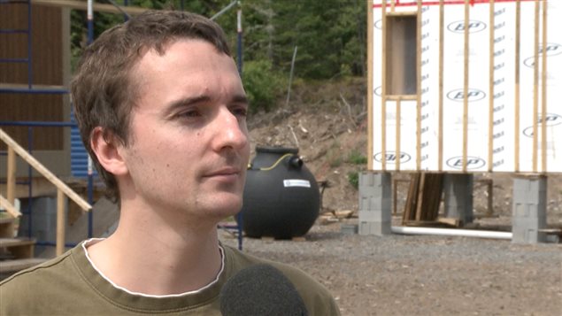 Didier Merette-Dufresne, de Laval, fera l'acquisition d'une mini-maison. Didier Merette-Dufresne, de Laval, fera l'acquisition d'une mini-maison.