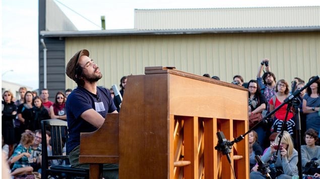Patrick Watson lors d'un concert surprise au FME en 2011. Patrick Watson lors d'un concert surprise au FME en 2011.