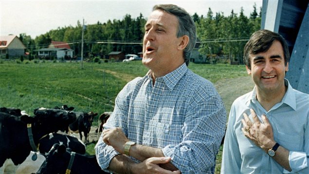Le premier ministre Brian Mulroney et Lucien Bouchard à Alma, en 1988, deux ans avant la démission du député saguenéen Le premier ministre Brian Mulroney et Lucien Bouchard à Alma, en 1988, deux ans avant la démission du député saguenéen