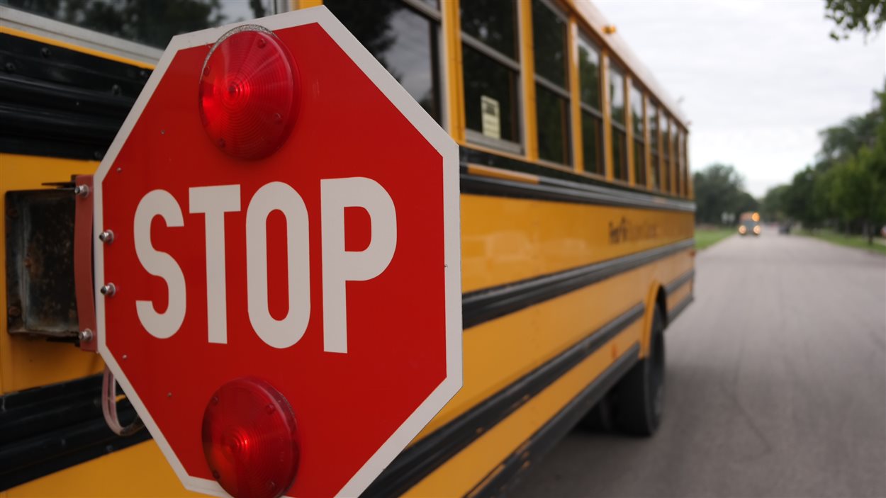 Un autobus scolaire fait son premier arrêt au Collège Louis-Riel lors de la rentrée scolaire 2014. Un autobus scolaire fait son premier arrêt au Collège Louis-Riel lors de la rentrée scolaire 2014.