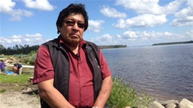 Le chef de la Première Nation de Neskantaga, Peter Moonias, se désole de voir sa communauté vivre sans eau potable depuis près de 20 ans. Le chef de la Première Nation de Neskantaga, Peter Moonias, se désole de voir sa communauté vivre sans eau potable depuis près de 20 ans.
