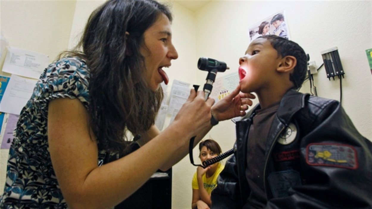 Un enfant dans le cabinet d'un médecin Un enfant dans le cabinet d'un médecin