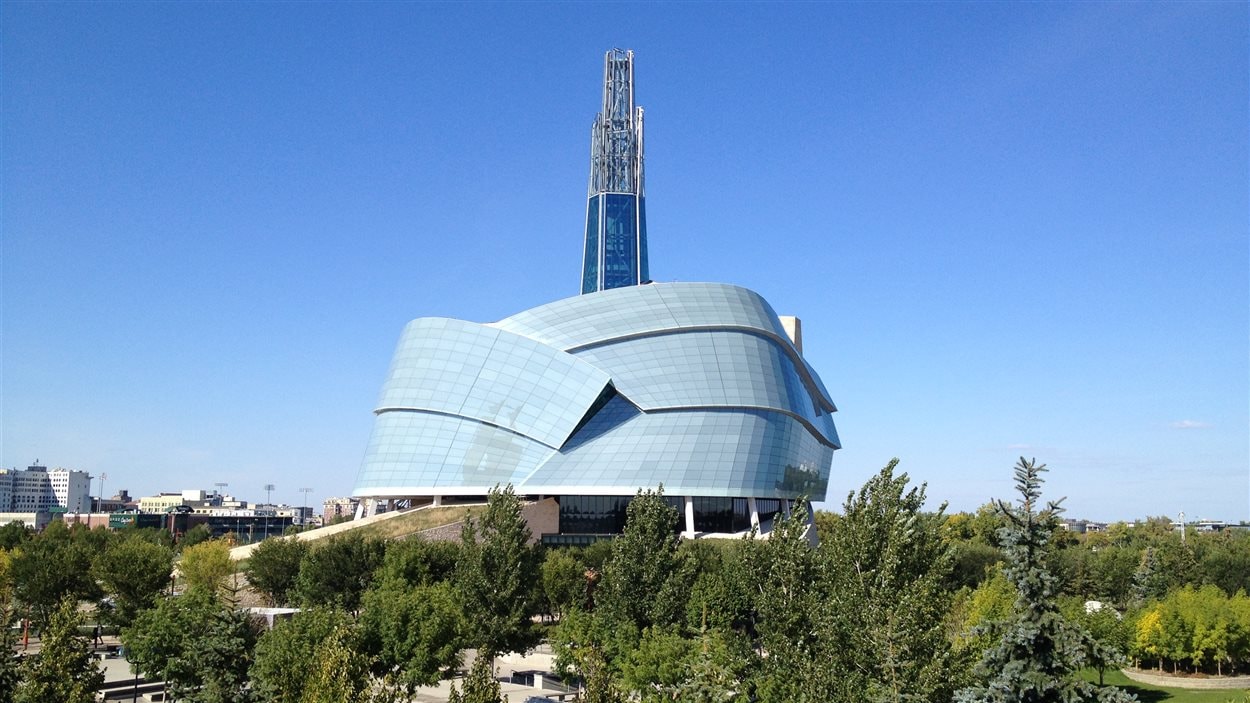 Le Musée canadien pour les droits de la personne et une partie du lieu historique national de La Fourche le 15 septembre. Le Musée canadien pour les droits de la personne et une partie du lieu historique national de La Fourche le 15 septembre.