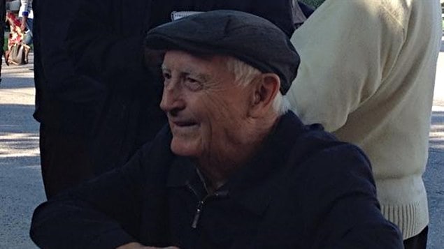 Raymond Bernardin est un ancien étudiant qui a fréquenté l'institution dans les années 1940. Il a tenu à être présent lors de la cérémonie. Raymond Bernardin est un ancien étudiant qui a fréquenté l'institution dans les années 1940. Il a tenu à être présent lors de la cérémonie.