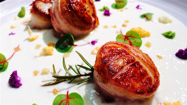 Gros pétoncles au bacon et romarin et crème de chou-fleur Gros pétoncles au bacon et romarin et crème de chou-fleur