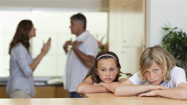 Des parents se disputent devant des enfants désemparés.