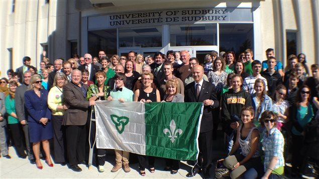 Le premier drapeau franco-ontarien a été hissé au mat de l'Université de Sudbury en 1975. La première ministre Kathleen Wynne était de passage à dans le Nord, où elle a participé à la levée du drapeau à l’Université de Sudbury. Le premier drapeau franco-ontarien a été hissé au mat de l'Université de Sudbury en 1975. La première ministre Kathleen Wynne était de passage à dans le Nord, où elle a participé à la levée du drapeau à l’Université de Sudbury.