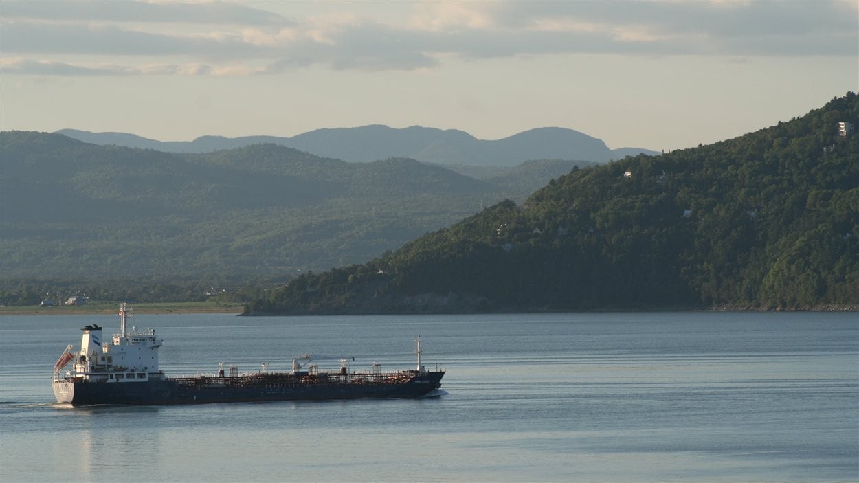 Un pétrolier passe entre l'Isle-aux-Coudres et Baie-Saint-Paul Un pétrolier passe entre l'Isle-aux-Coudres et Baie-Saint-Paul