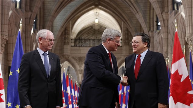 Le président du Conseil européen, Herman Van Rompuy, le premier ministre canadien, Stephen Harper, et le président de la Commission européenne, José Manuel Barroso Le président du Conseil européen, Herman Van Rompuy, le premier ministre canadien, Stephen Harper, et le président de la Commission européenne, José Manuel Barroso
