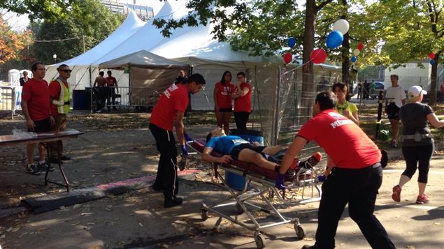 Un coureur incommodé par la chaleur lors du Marathon de Montréal. Un coureur incommodé par la chaleur lors du Marathon de Montréal.