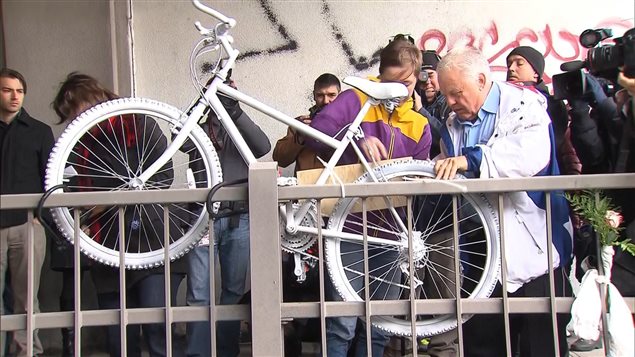 Un vélo « fantôme » a été installé à l'endroit de la collision en mémoire de Mathilde Blais Un vélo « fantôme » a été installé à l'endroit de la collision en mémoire de Mathilde Blais