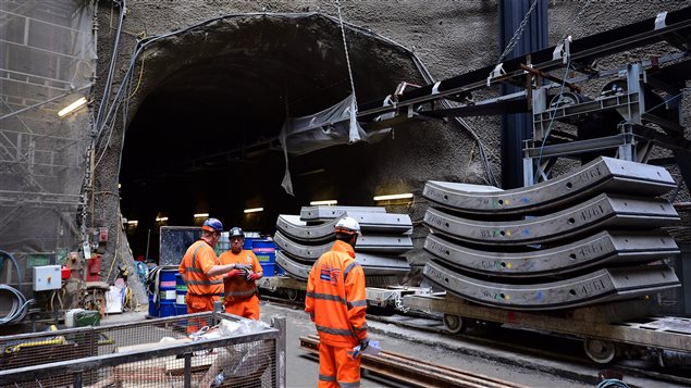 Les travaux de construction de l'ambitieux réseau ferroviaire Crossrail vont bon train dans la grande région londonienne le 2 octobre 2014. Il est prévu que les travaux se terminent en 2018. Les travaux de construction de l'ambitieux réseau ferroviaire Crossrail vont bon train dans la grande région londonienne le 2 octobre 2014. Il est prévu que les travaux se terminent en 2018.