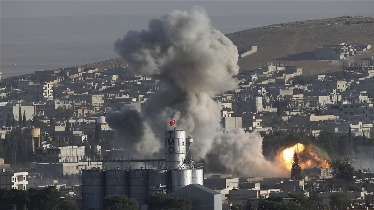 Des positions de l'État islamique à Kobané bombardées par l'aviation de la coalition Des positions de l'État islamique à Kobané bombardées par l'aviation de la coalition