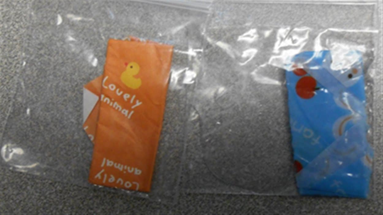 Ces sachets contenaient du Fentanyl pur, rapporte la police de Vancouver. Ces sachets contenaient du Fentanyl pur, rapporte la police de Vancouver.