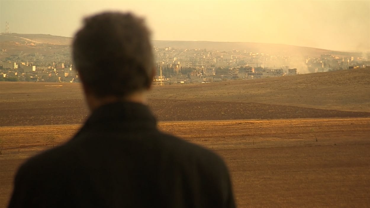 À la frontière entre la Turquie et la Syrie, des centaines de milliers de réfugiés kurdes observent les combats à Kobané, À la frontière entre la Turquie et la Syrie, des centaines de milliers de réfugiés kurdes observent les combats à Kobané,