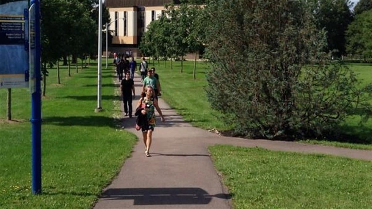 Des étudiants internationaux croient que l'Université de Moncton devrait imiter l'Université d'Ottawa en nivelant les droits de scolarité. Des étudiants internationaux croient que l'Université de Moncton devrait imiter l'Université d'Ottawa en nivelant les droits de scolarité.