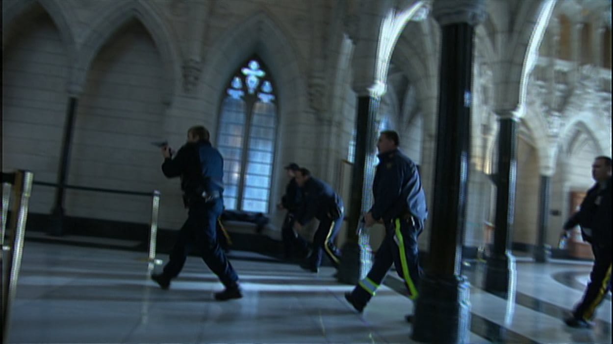 Des policiers poursuivent l'auteur de la fusillade qui a causé la mort d'un caporal à Ottawa. Des policiers poursuivent l'auteur de la fusillade qui a causé la mort d'un caporal à Ottawa.
