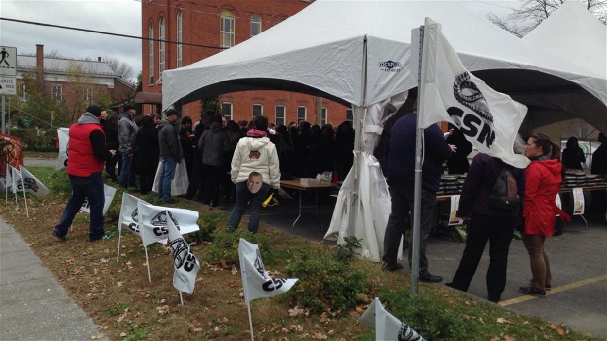 Manifestation devant le Centre jeunesse de l'Estrie Manifestation devant le Centre jeunesse de l'Estrie