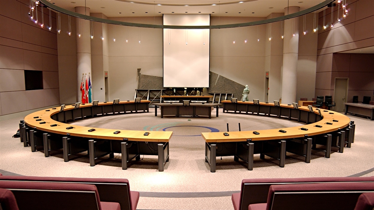 La salle où se réunit le conseil municipal d'Ottawa. La salle où se réunit le conseil municipal d'Ottawa.