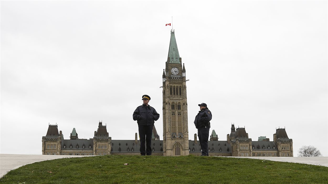 Des agents de la GRC devant le parlement à Ottawa Des agents de la GRC devant le parlement à Ottawa