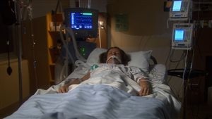 Patiente dans le coma sur lit d'hôpital