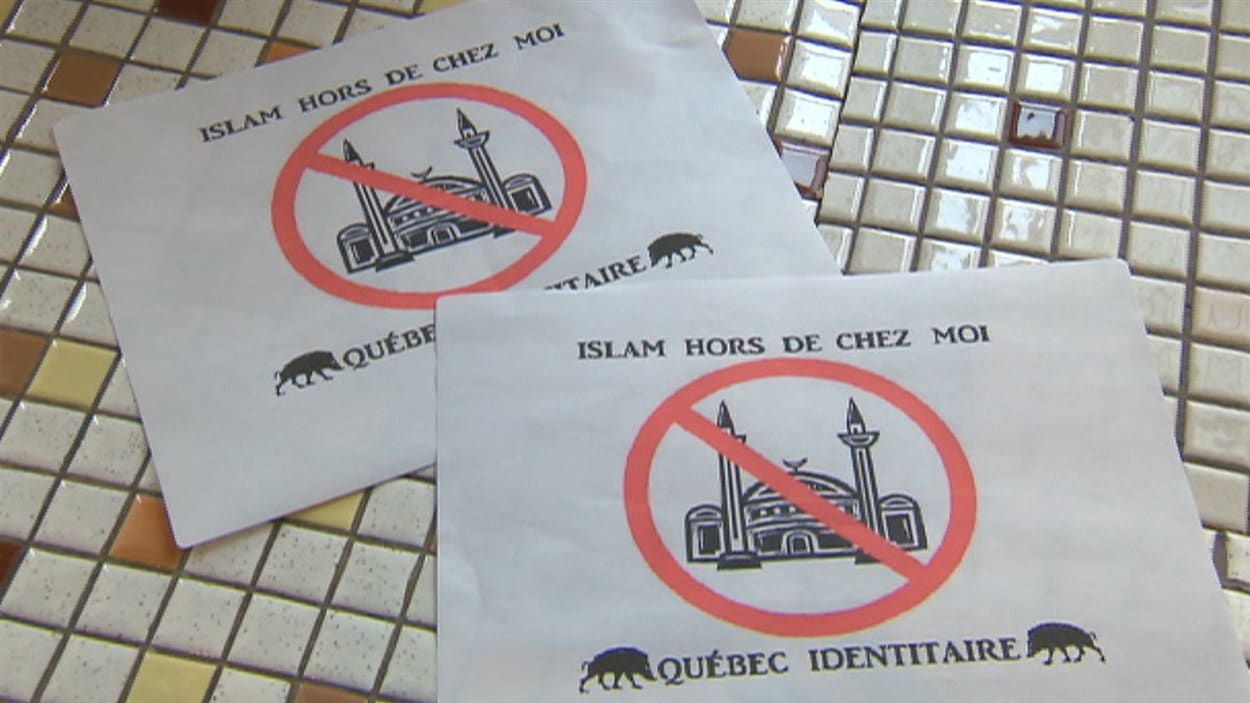 Ces affiches ont été placardées sur trois des cinq mosquées de la ville de Québec. Ces affiches ont été placardées sur trois des cinq mosquées de la ville de Québec.