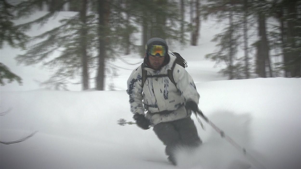Le ski hors-piste est de plus en plus populaire. Le ski hors-piste est de plus en plus populaire.