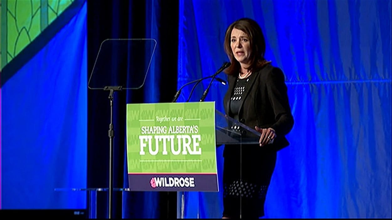 Danielle Smith lors de son discours à Red Deer. Elle veut relancer le parti Wildrose en vue des élections albertaines prévues en 2016. Danielle Smith lors de son discours à Red Deer. Elle veut relancer le parti Wildrose en vue des élections albertaines prévues en 2016.