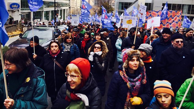 Des milliers de personnes ont manifesté dimanche midi en soutien à Radio-Canada. Des milliers de personnes ont manifesté dimanche midi en soutien à Radio-Canada.